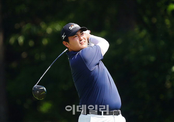 [포토] 고석완, 경쾌한 스윙으로 무빙데이 시작