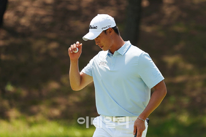 [포토] 김용태의 버디 인사