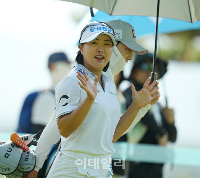 [포토]홍진영,후회 없는 승부 위한 두손 인사