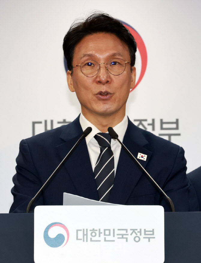 [포토]김민석 총리, "삼성전자 파업한다면 긴급 조정 등 모든 수단 강구할 것"