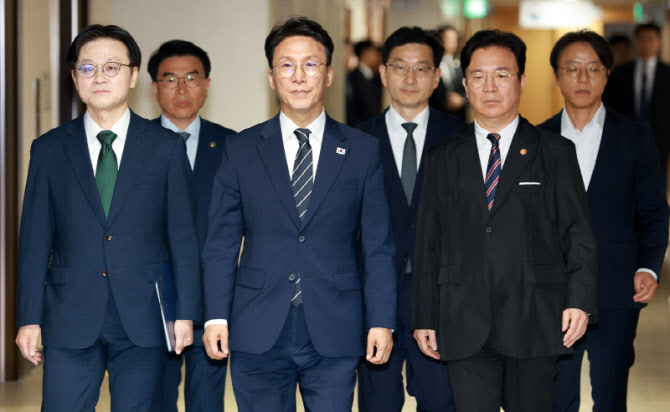 [포토]대국민 발표 위해 브리핑실 향하는 김민석 국무총리와 국무위원들