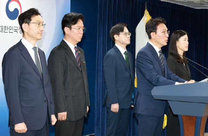 [포토]김민석 국무총리, "삼성전자 파업한다면 긴급 조정 등 모든 수단 강구할 것"