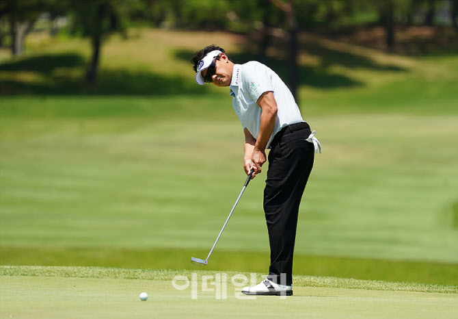 [포토] 박상현, 부드러운 터치로