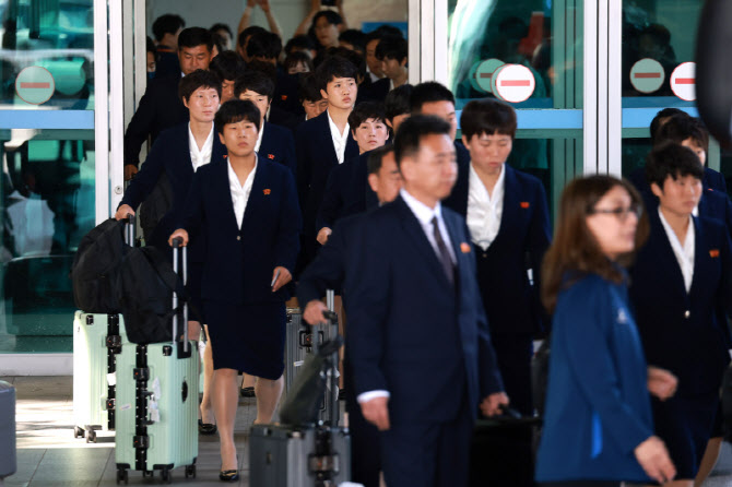 [포토]북한 여자축구팀 ‘내고향여자축구단’ 입국