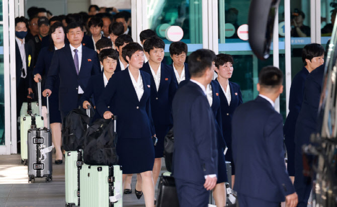 [포토]버스에 오르는 북한 여자축구팀