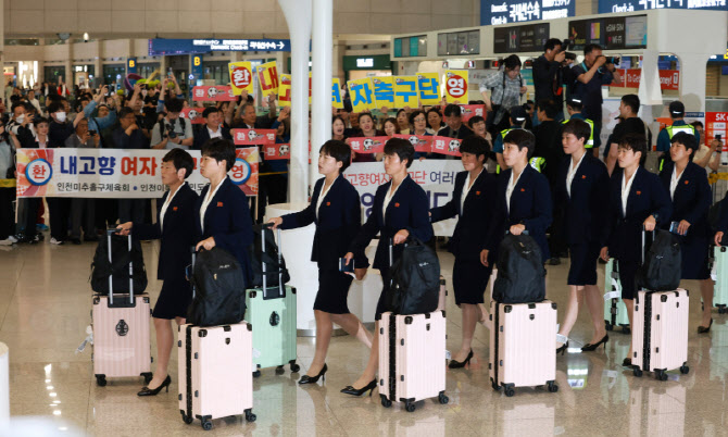 [포토]北 여자축구팀 '내고향축구단' 인천공항 입국