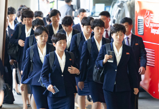 [포토]손에 여권쥐고 버스로 향하는 북한 여자축구팀