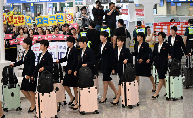 [포토]환영받으며 입국하는 북한 여자축구팀 ‘내고향여자축구단’