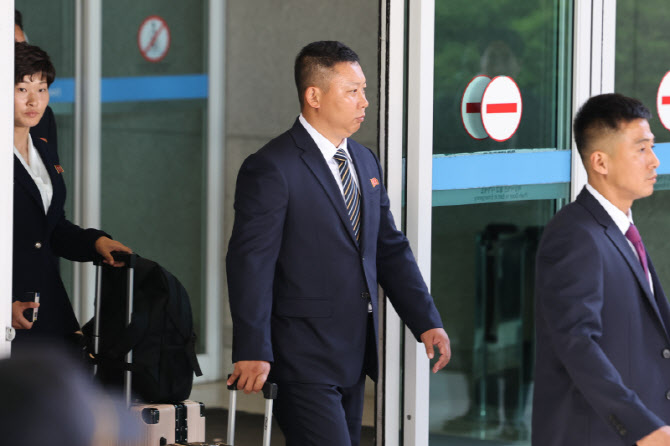 [포토]북한 여자축구팀 ‘내고향여자축구단’리유일 감독