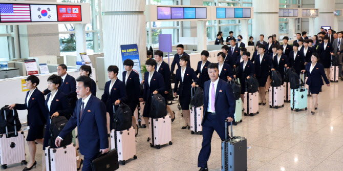 [포토]버스로 향하는 북한 여자축구팀 ‘내고향여자축구단’ 선수들