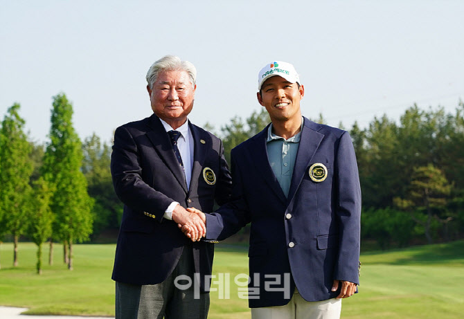 [포토] 문도엽, 문홍식 KPGA 고문으로부터 우승자켓
