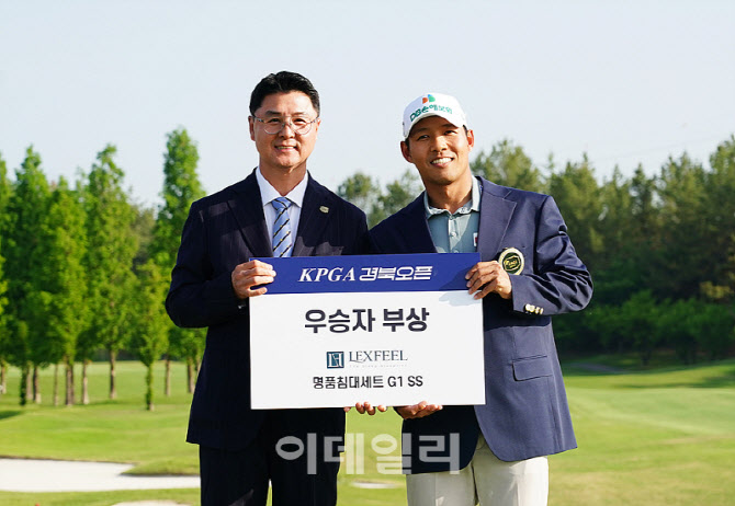[포토] 문도엽, 박도규 KPGA 이사로부터 우승 부상