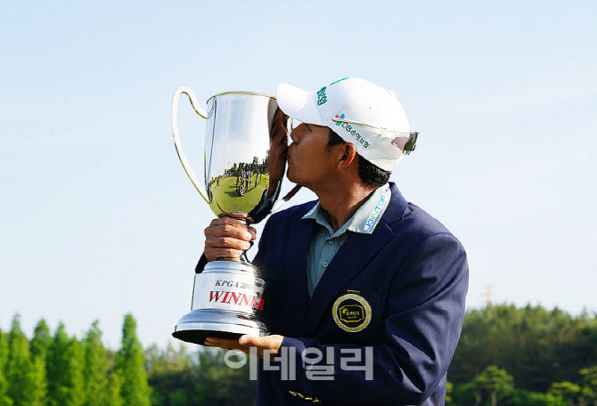 [포토] 문도엽, 경북오픈 재패하며 짜릿한 트로피 키스
