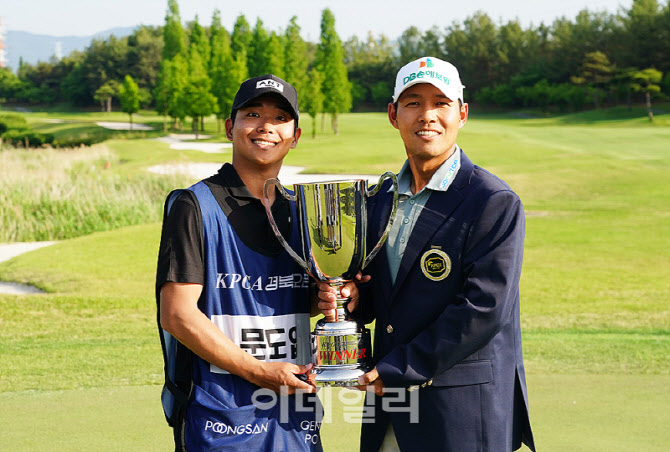 [포토] 문도엽, 도움 준 캐디와 함께
