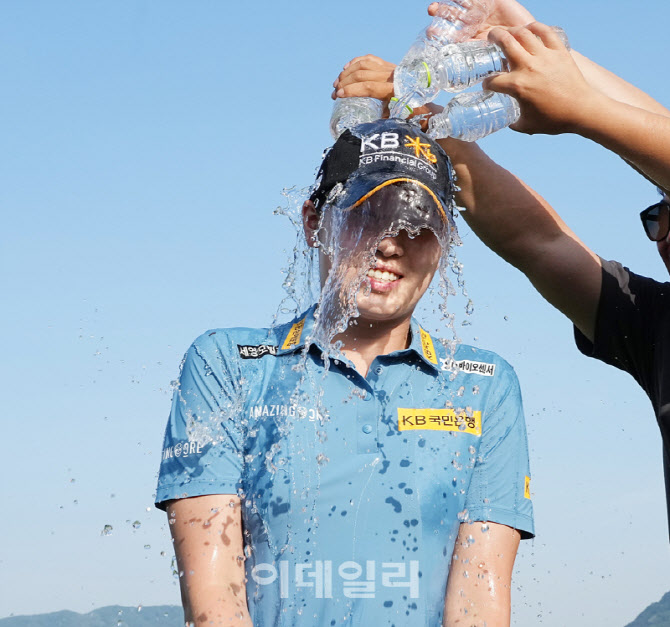 [포토]방신실,행복한 축하 물세례