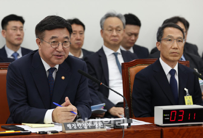 [포토]'답변하는 윤호중 행안부 장관'