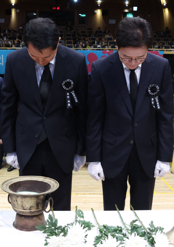 [포토]묵념하는 오세훈-정원오 서울시장 후보
