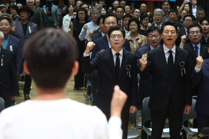 [포토]'임을 위한 행진곡'을 부르는 정원오-오세훈 후보