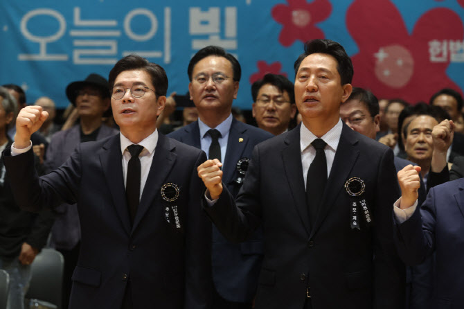 [포토]'임을 위한 행진곡'을 부르는 서울시장 후보자들