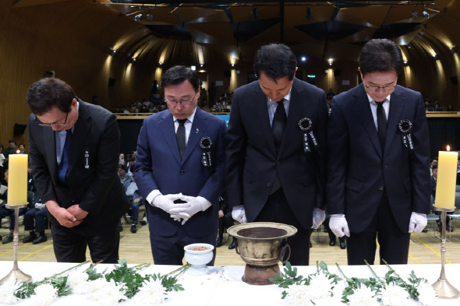 [포토]추모하는 서울시장 후보와 서울시교육감 후보