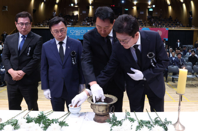 [포토]서울시장 후보와 서울시교육감 후보, 5.18 추모