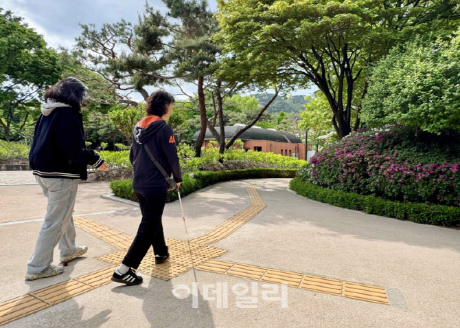 [포토] 종로구, 무궁화동산 점자 유도블록 설치