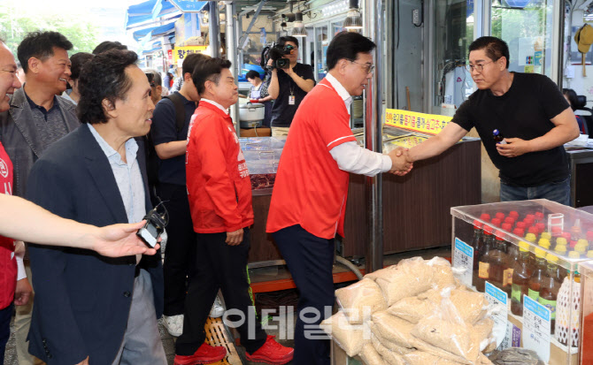 [포토]상인들과 인사 나누는 송언석 국민의힘 원내대표