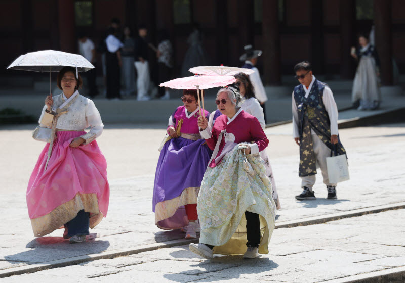 외국인 관광객 늘더니, 전국 서비스업생산 4년만에 '역대 최대'