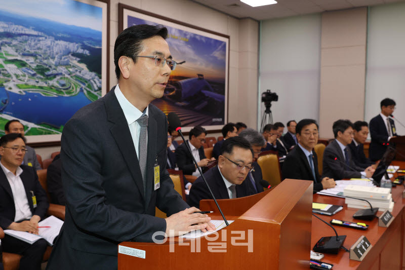 [포토]GTX-A 철근 누락 현안질의, '답변하는 이한우 대표이사'