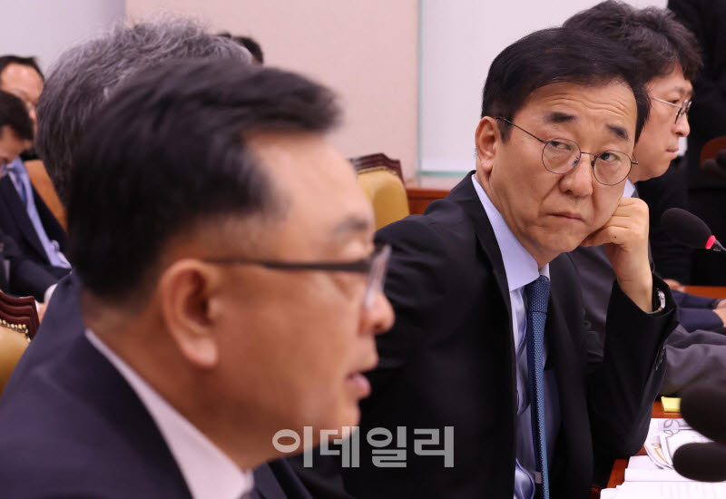 [포토]'김성보 권한대행 바라보는 김윤덕 장관'