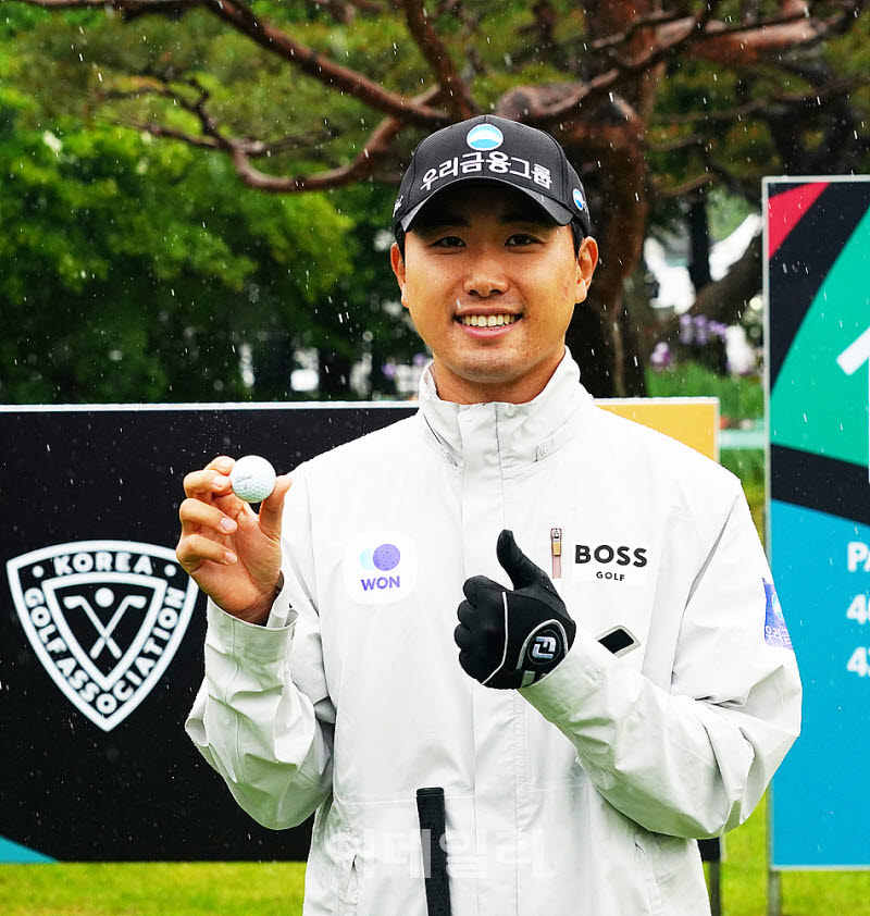 [포토] 조우영, 볼과 검은 장갑