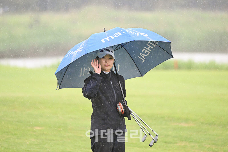 [포토] 김시아, 반가운 손인사