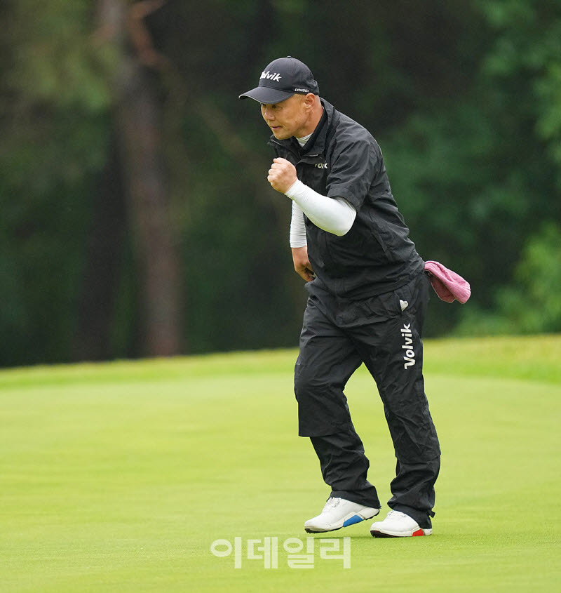 [포토]김정수,먼거리 버디 성공에 주먹 불끈