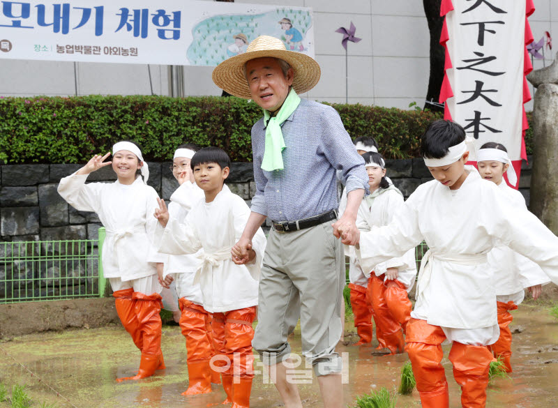 [포토] 전통 모내기 행사 참석하는 강호동 농협회장