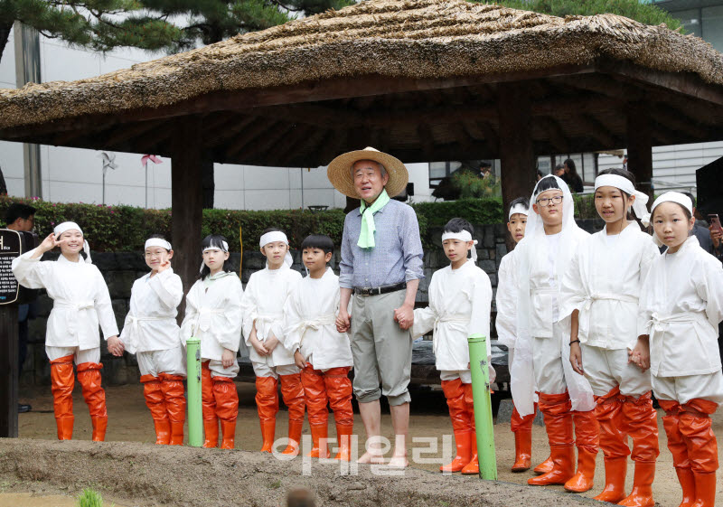 [포토] 강호동 농협회장, 어린이들과 전통 모내기 체험행사