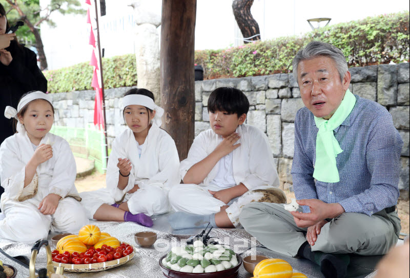 [포토] 어린이들과 전통모내기 새참먹는 강호동 회장