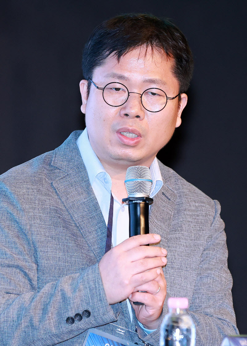 [포토]패널들과 토론하는 정지광 우리은행 기업금융팀장