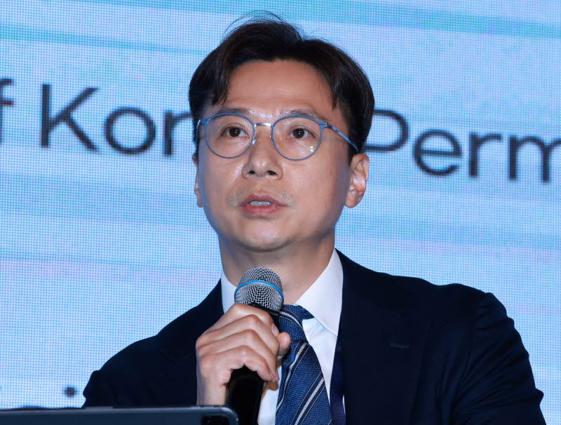 [포토]패널들과 토론하는 김용석 퍼미라 한국 대표