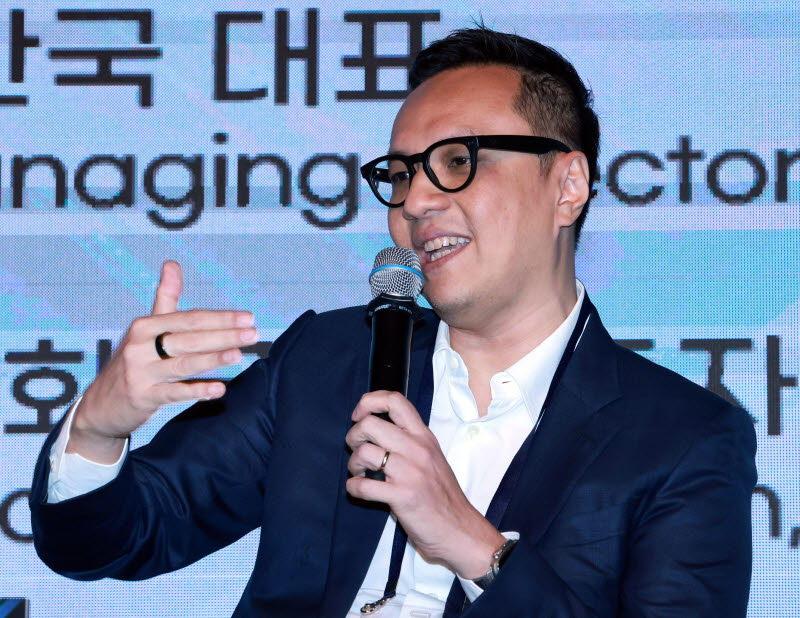 [포토]패널들과 토론하는 앤디 자인 케조라캐피탈 매니징 파트너