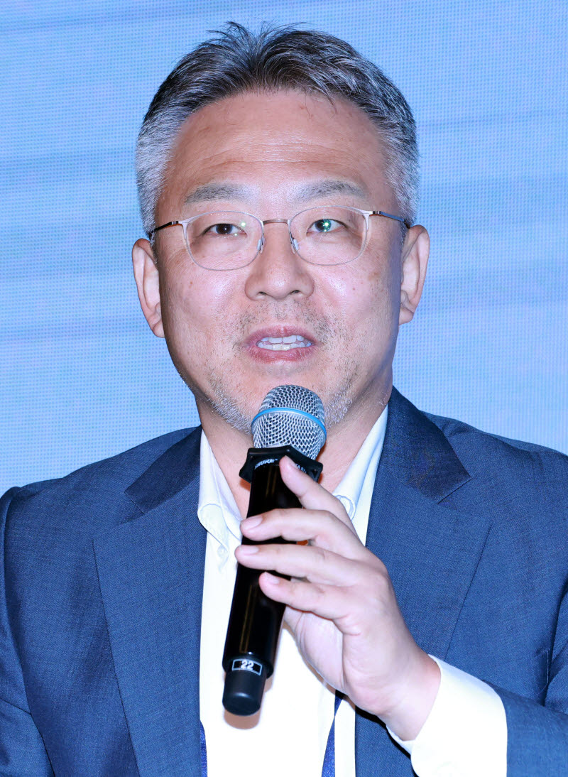 [포토]좌장맡아 패널토론 진행하는 이장혁 고려대학교 교수