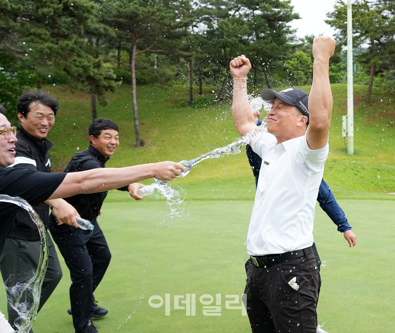 [포토]손기민,시원한 우승 축하 물세례