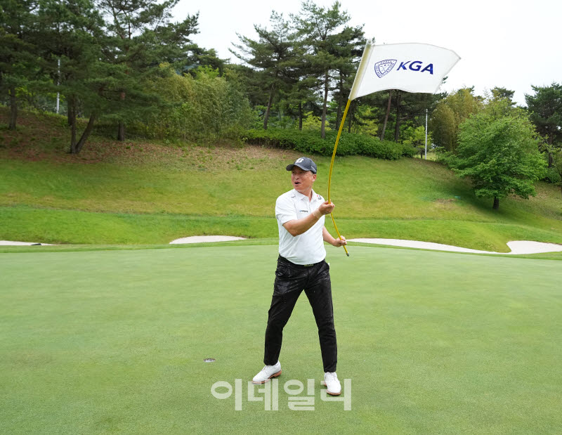 [포토]손기민,깃발 흔들며 우승의 기쁨을 표현