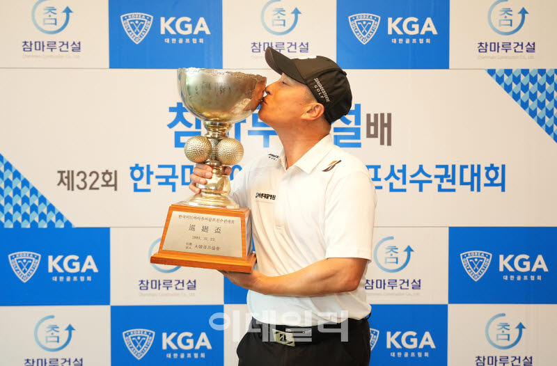 [포토]손기민,너무 짜릿한 우승 키스