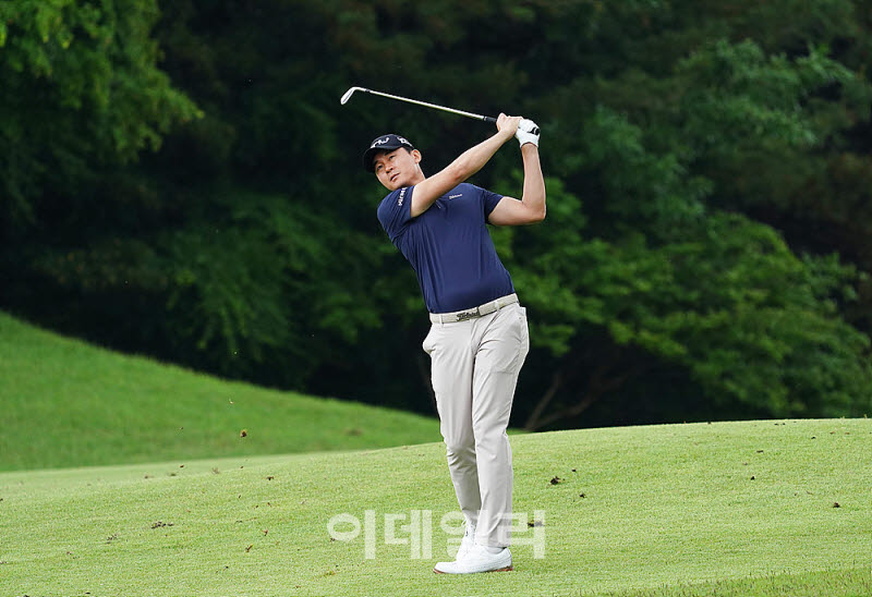 [포토] 이성호, 정교한 샷으로 선두를 쫓는다