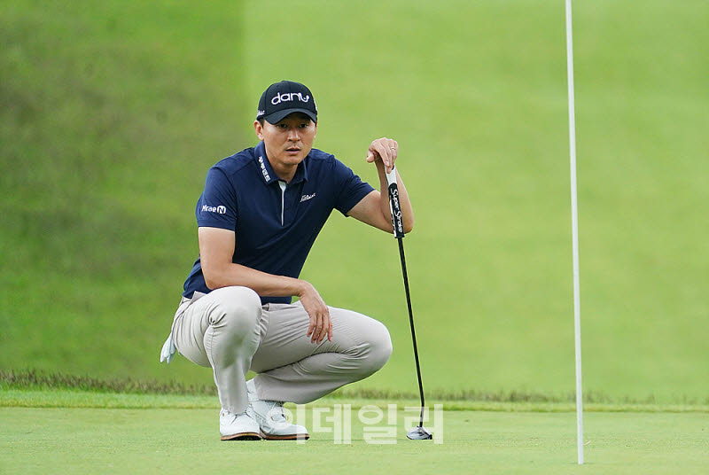[포토] 이성호, 신중히 살피는 그린