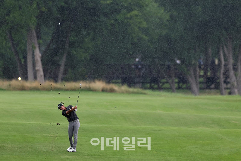 [포토]마이클 토르비욘슨,빗속을 뚫고 핀으로