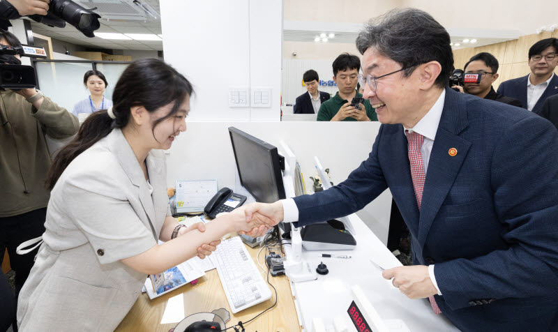 [포토]국민참여성장펀드 가입하는 이억원 위원장