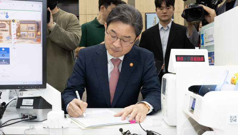 [포토]국민참여성장펀드 가입하는 이억원 위원장