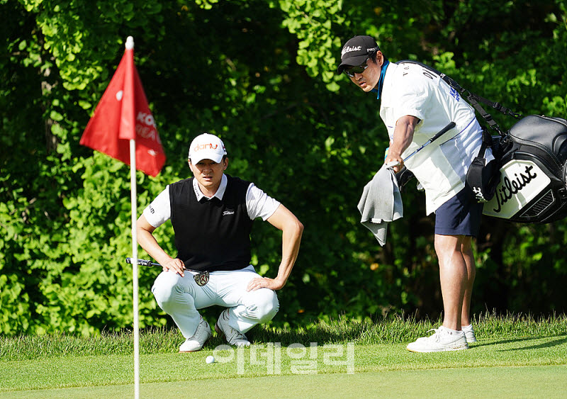 [포토] 이성호, 캐디와 읽는 라인
