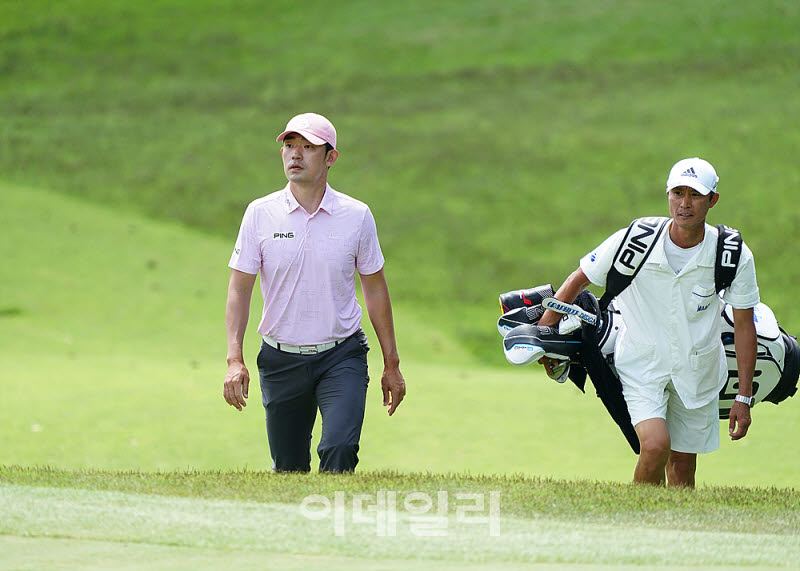 [포토] 김비오, 힘겹게 그린 등반